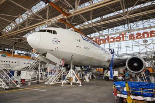 Bei Lufthansa Cargo hebt der weltweit erste Frachter mit der CO2-effizienten AeroSHARK-Technologie ab
