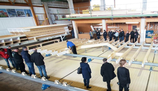 Produktionsbesichtigung bei Bauer Holzbau: Mit tectofix 3000 schneller, genauer und sicherer elementieren
