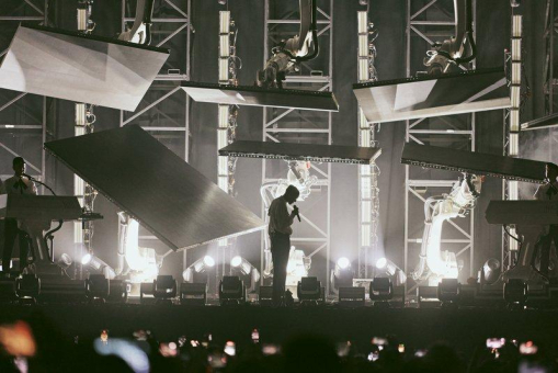 Video blickt hinter die Kulissen: Zehn KUKA Roboter mit Stromae auf Europatournee