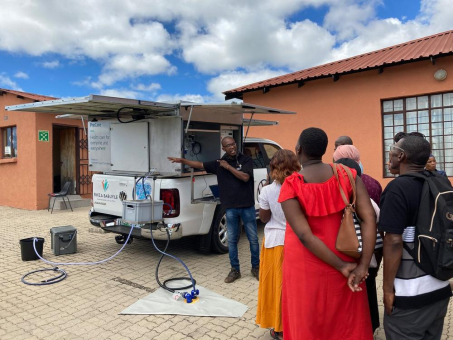 Fraunhofer-Forschende übergeben mobile medizinische Plattform für Feldtest in Südafrika