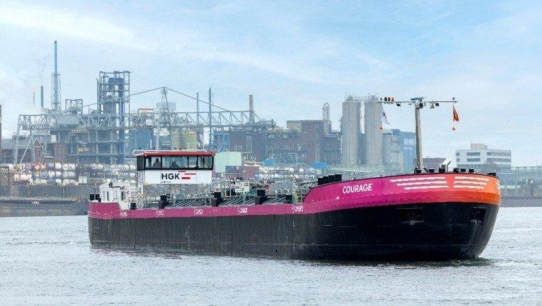 Covestro und HGK Shipping nehmen erfolgreich neues Niedrigwasserschiff „COURAGE" in Betrieb
