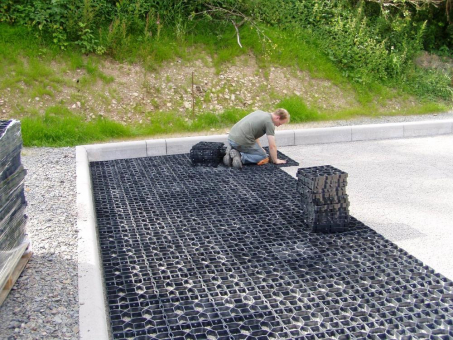 Stabile Kunststoffrasengitter aus Recyclingmaterial von Weber Baumaschinen und Fahrzeuge GmbH