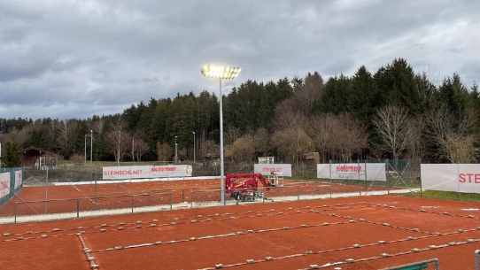 1-Mast-Flutlichtlösung: Tennis Prutting stellt auf!