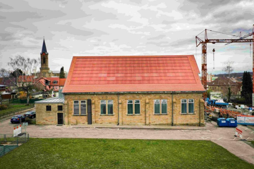 Gebäude in Eppingen bekommt rotes Solardach