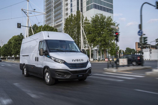 Zwei Business Van Awards für IVECO – „Best Large Van” für den DAILY und „Highly Commended" für den eDAILY