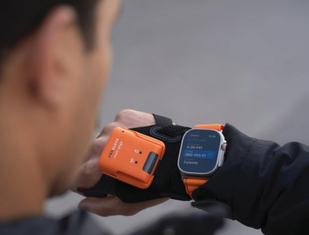 LogiMAT 2023: ProGlove zeigt Zusammenspiel von Wearable Scanner mit watchOS