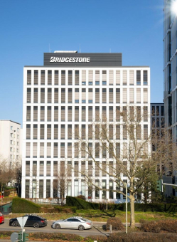 Das Unternehmenslogo markiert bereits den neuen Standort in Frankfurt