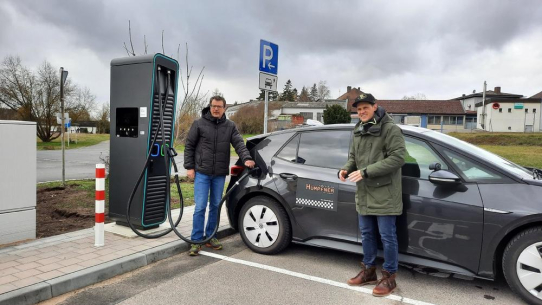 Elektroauto-Fahrer Laden in Bad Königshofen im Grabfeld ab sofort mit Hochgeschwindigkeit!