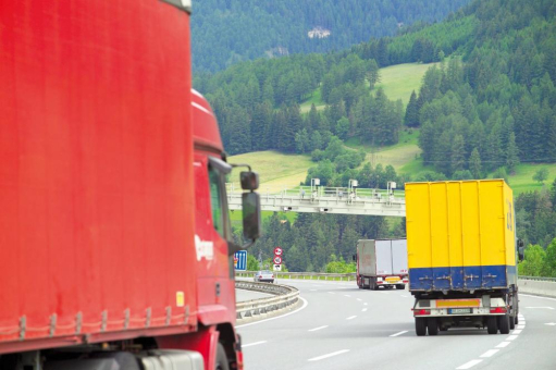 Seitenwind im Straßenverkehr: Runter vom Gas und Abstand halten