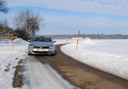Starker Schneefall im Straßenverkehr: Schlaglöcher und Spurrillen können verborgen sein