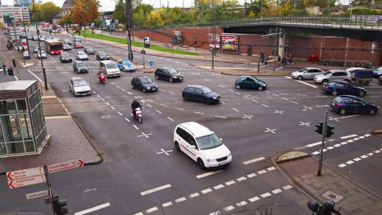 TÜV Rheinland: Beim Überqueren von Straßenkreuzungen vorausschauend handeln