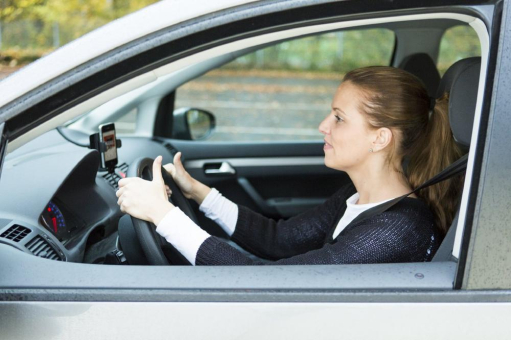 Trotz Freisprecheinrichtung: Handygebrauch am Autosteuer auf Minimum beschränken