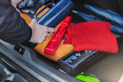 Panne im Frost: Warme Kleidung und Decken im Auto griffbereit haben