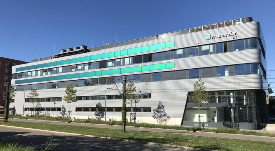 Farbige PV-Module mit Fraunhofer ISE Patent erreichen Marktreife