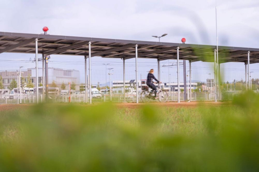 Deutschlandweit einzigartig: Freiburg eröffnet ersten Solardach-Radweg