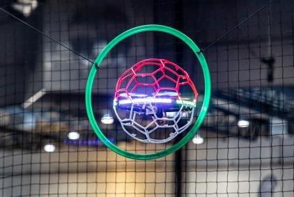 Solectric präsentiert Drohnen als luftige Fußballstars