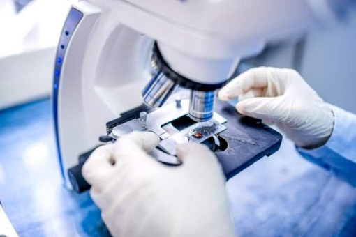 Stelle für ärztliche Koordination des Zentrums für seltene Erkrankungen eines Uniklinikums in NRW zu besetzen – Humangenetikerin (m/w/d) gesucht