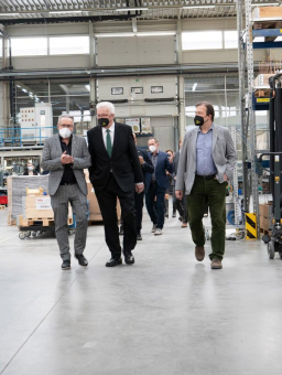 Ministerpräsident Winfried Kretschmann besucht Huber Kältemaschinenbau in Offenburg