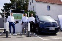 Shell und Volkswagen treiben Ausbau der Ladeinfrastruktur voran: Eröffnung der ersten innovativen Flexpole-Ladestation