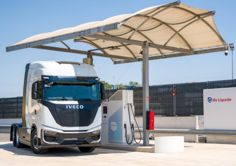 Air Liquide und die Iveco Group bekräftigen ihr Engagement für Wasserstoff bei der Einweihung der ersten Hochdruck-Wasserstofftankstelle für Fernverkehr-Lkw in Europa