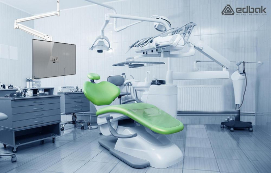 Innovation für den Komfort - Wie Bildschirmhalterungen über dem Behandlungsstuhl den Zahnarztbesuch angenehmer machen