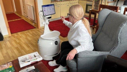 TU Ilmenau präsentiert Assistenzroboter zur Vernetzung von Senioren und Pflegenden