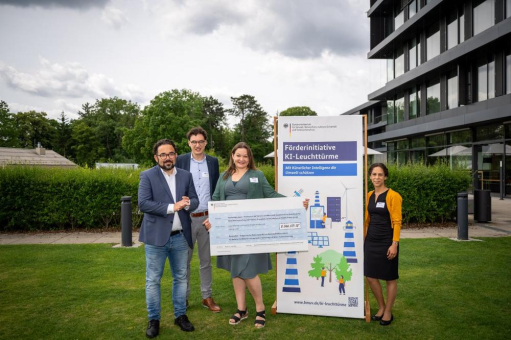 Parlamentarischer Staatssekretär überreicht Förderbescheid für das Projekt „Recyclebot“ der Hochschule Aalen