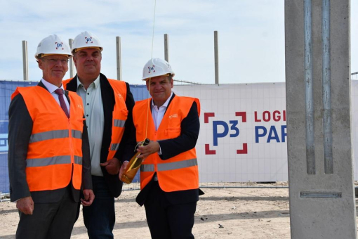 P3 Logistic Parks feiert Errichtung der ersten Stütze für den Logistikpark am JadeWeserPort Wilhelmshaven