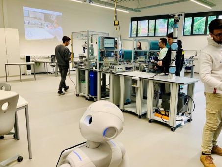 Smart Electronic Factory e.V. und Friedrich-Dessauer-Schule engagieren sich für digitale Bildung