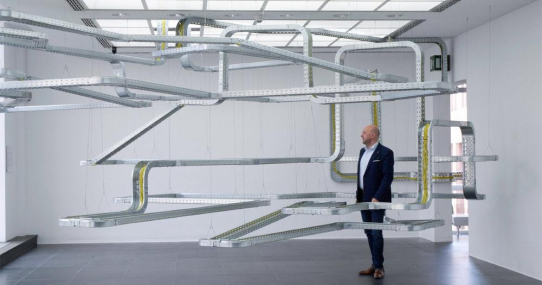 Großer Auftritt: Unsere RKS-Magic® Kabelrinnen sind erneut Teil einer Kunstausstellung in Frankfurt