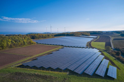 Solarstrom aus Bayern: Trianel Erneuerbare Energien erwirbt Freiflächenanlage in Unterfranken