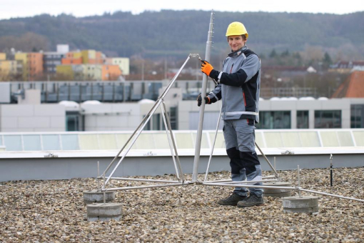 Teleskopierbare Fangstangen von DEHN – schnell und sicher aufgebaut, praktisch bei Transport und Lagerung