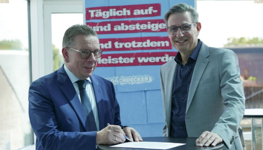 ZVDH: FLECK unterzeichnet Gemeinsame Erklärung zur Digitalisierung und dem dreistufigen Vertriebsweg
