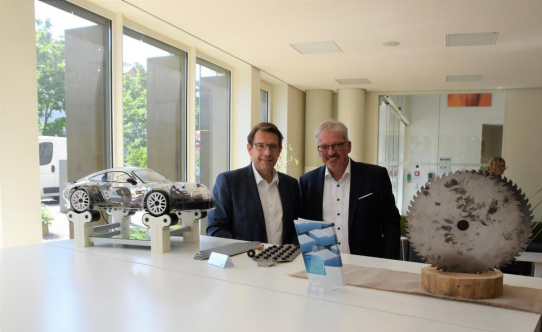 Oberbürgermeister Hanno Benz informiert sich über Fraunhofer-Forschung in Darmstadt