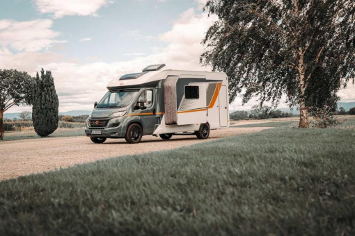 Live auf dem Caravan Salon Düsseldorf: Der Showcar “Lounge” – basierend auf dem Lyseo TD - interpretiert die Bürstner Maxime „klein reisen, groß wohnen“ auf eine andere Weise.