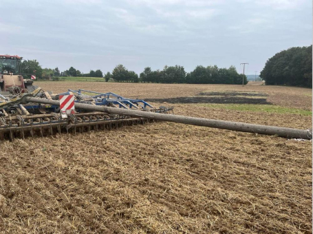 Traktor fährt in Mittelspannungsmast bei Carlow