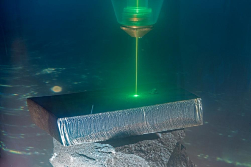Laser schneidet unter Wasser