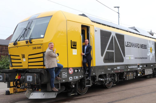 LEONHARD WEISS erweitert seine Gleisbau-Flotte um eine Zweikraftlokomotive
