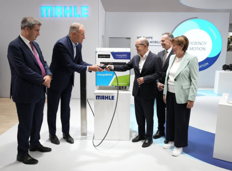 IAA Mobility – Kanzlerrundgang bei MAHLE: Olaf Scholz beeindruckt von smartem Laden