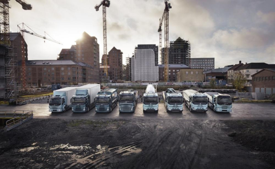 Volvo Trucks präsentiert auf NUFAM in Karlsruhe imposante E-Fahrzeuge und Sonderanfertigungen