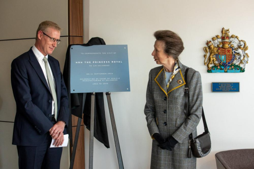 HRH Princess Royal besucht die Produktionsstätte von JLR in Halewood anlässlich des 60-jährigen Bestehens der Fahrzeugproduktion