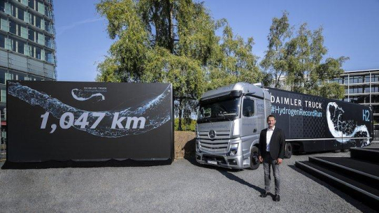 Daimler Truck #HydrogenRecordRun: Mercedes-Benz GenH2 Truck knackt 1.000-Kilometer-Marke mit einer Tankfüllung flüssigem Wasserstoff