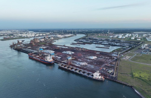 Neuer Seeschiffentlader im Hafen von Rotterdam sorgt ab Ende 2025 für effizientere Rohstoffversorgung des Stahlstandorts Duisburg
