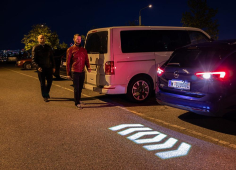 Weniger Unfälle mit Personenschaden: Nahfeld-Projektion erhöht Sicherheit im Straßenverkehr