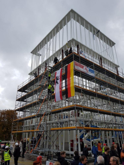 Richtfest für den gläsernen Turm am Berliner Bauhaus-Archiv gefeiert