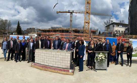 Symbolische Grundsteinlegung für Klinikerweiterung in Münchberg