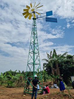 Hilfe zur Selbsthilfe: HSB-Absolvent:innen bauen Windwasserpumpen in Uganda