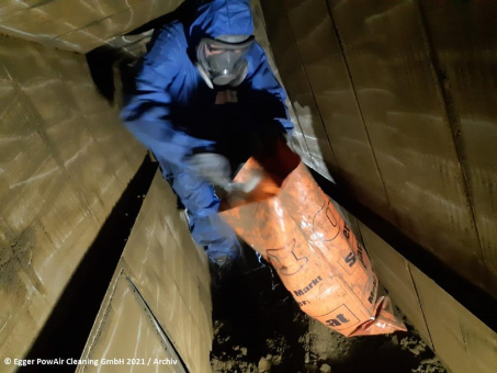 Reinigung von Industrieanlagen: Schredderbunkerkran - Müllverwertung, Deutschland / Egger PowAir Cleaning