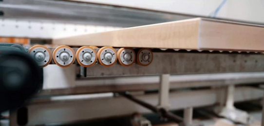 TORWEGGE überzeugt Glas- und Holzindustrie mit FlexO-Röllchen