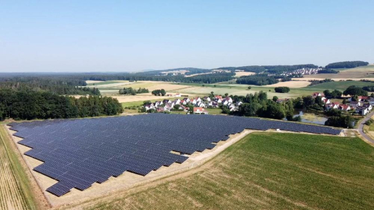 Die Stadtwerke Amberg nehmen die Photovoltaikfreiflächenanlage Amberg in Betrieb